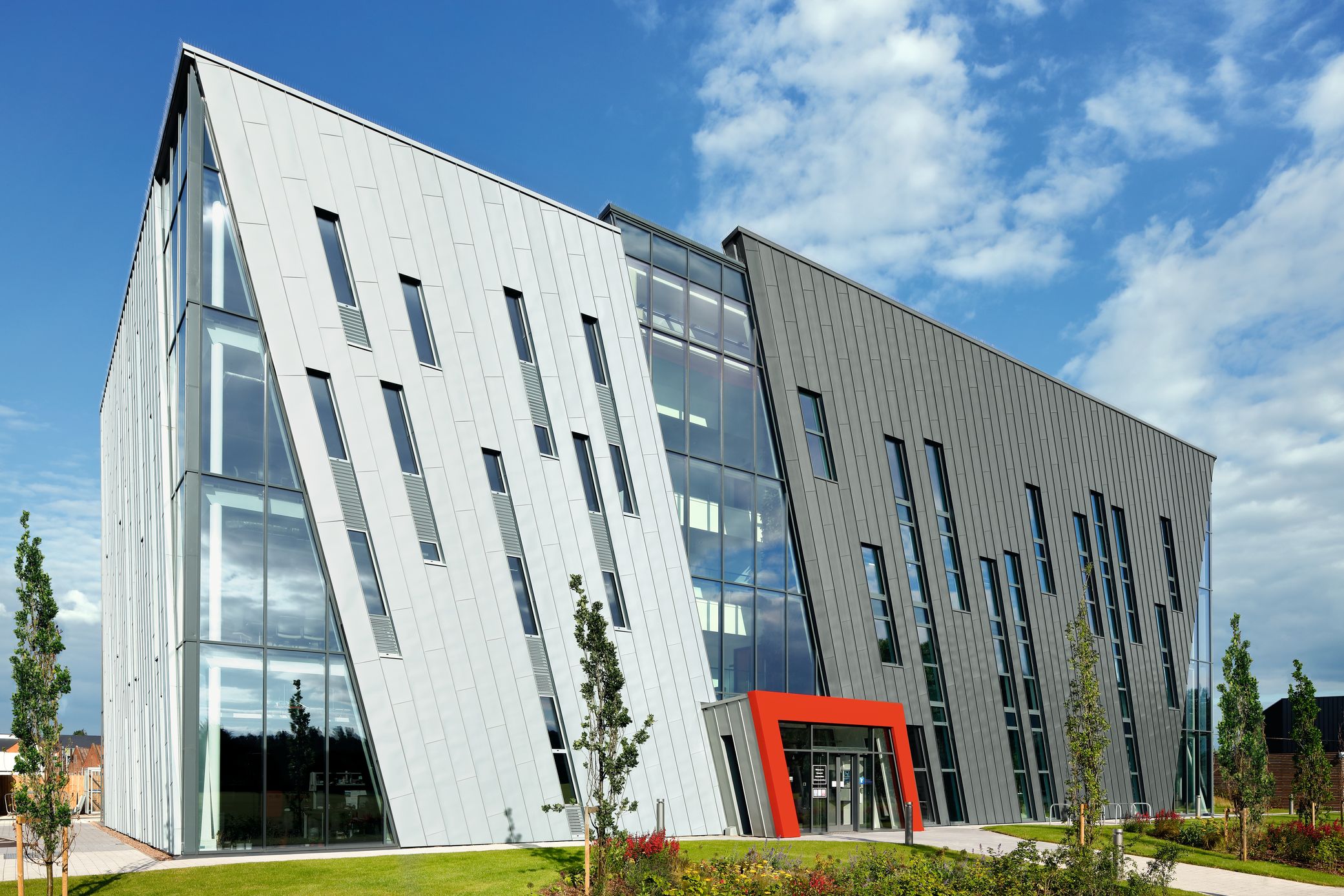 RAD Building University of Nottingham, Großbritannien, BREEAM zertifiziert, Fassade: prePATINA blaugrau und schiefergrau, Winkelstehfalztechnik