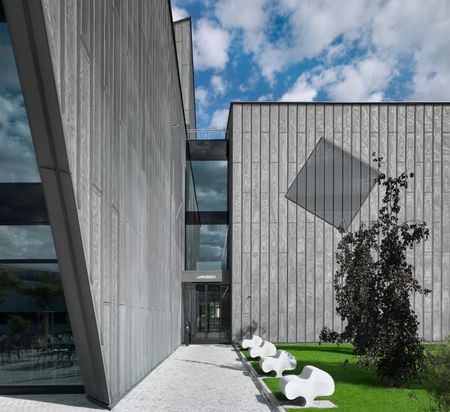 Schimmernde Fassade mit RHEINZINK-Oberflächendesign