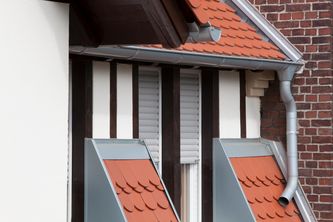 Wohnhaus mit Fallrohren aus Zink zur Ableitung des Regenwassers