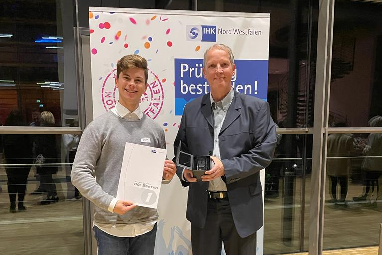 Max Buddinger und Andreas Pfeil bei der Bestenehrung der IHK Nordwestfalen