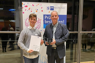 Max Buddinger und Andreas Pfeil bei der Bestenehrung der IHK Nordwestfalen