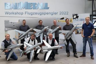 Die Teilnehmer des Workshops präsentieren ihre Flugzeuge aus RHEINZINK. 