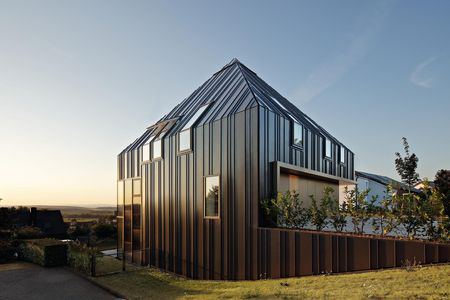 Einfamilienhaus mit Winkelstehfalzfassade Einfamilienhaus mit Winkelstehfalzfassade