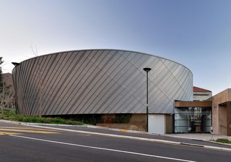 Gerundete Fassade eines Auditoriums mit Winkelstehfalzsystem