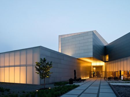 Fassade mit RHEINZINK-Kassettensystem