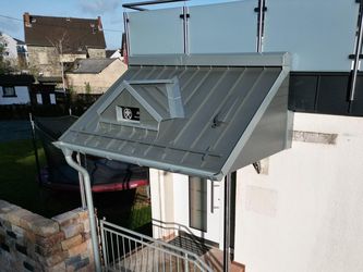 Das neue Vordach schmückt nun das Haus.