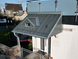Das neue Vordach schmückt nun das Haus.