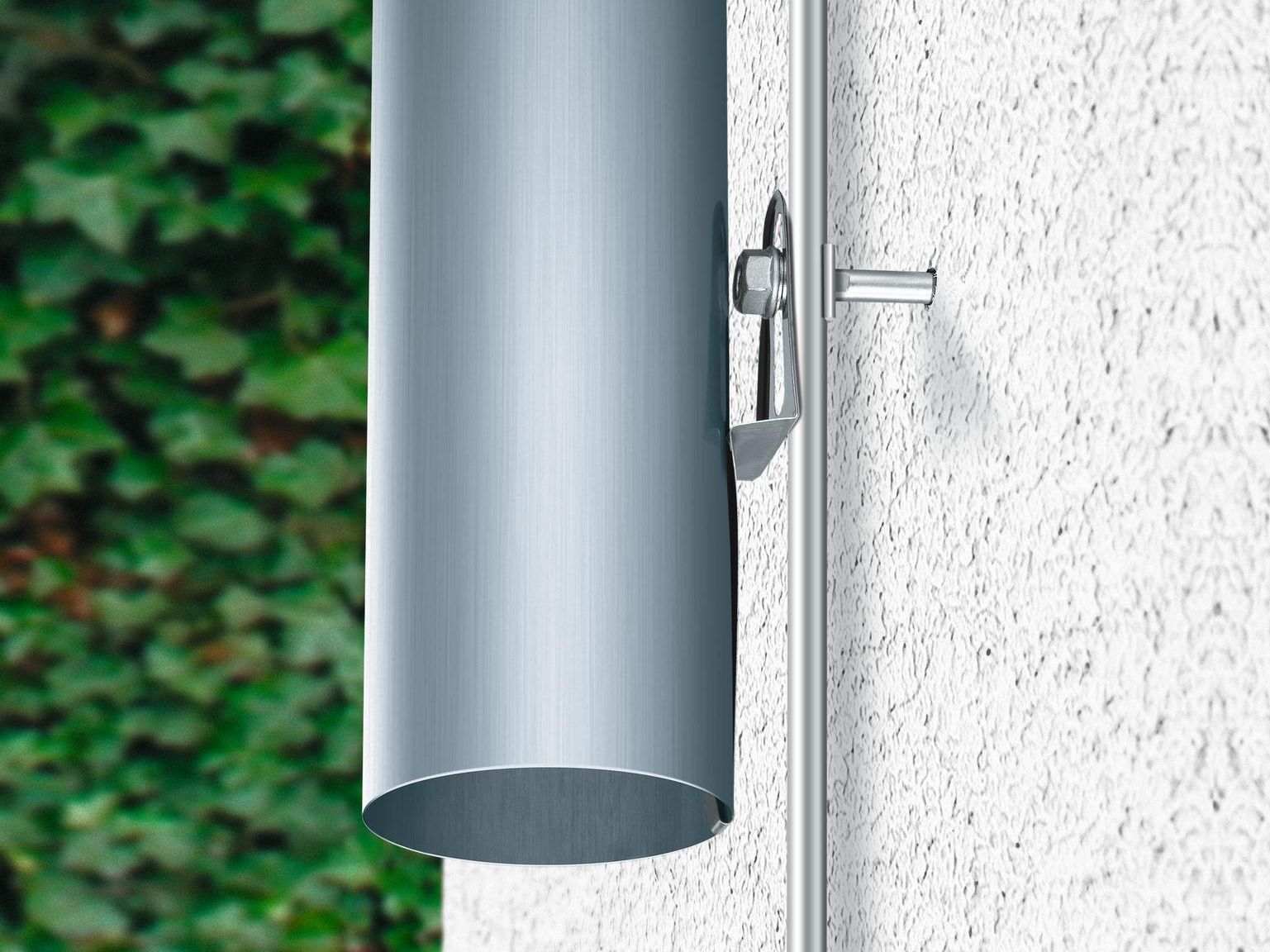 Indirekte Befestigung des RHEINZINK-Fallrohres  mit dem Universal-Fallrihrhalter von RHEINZINK